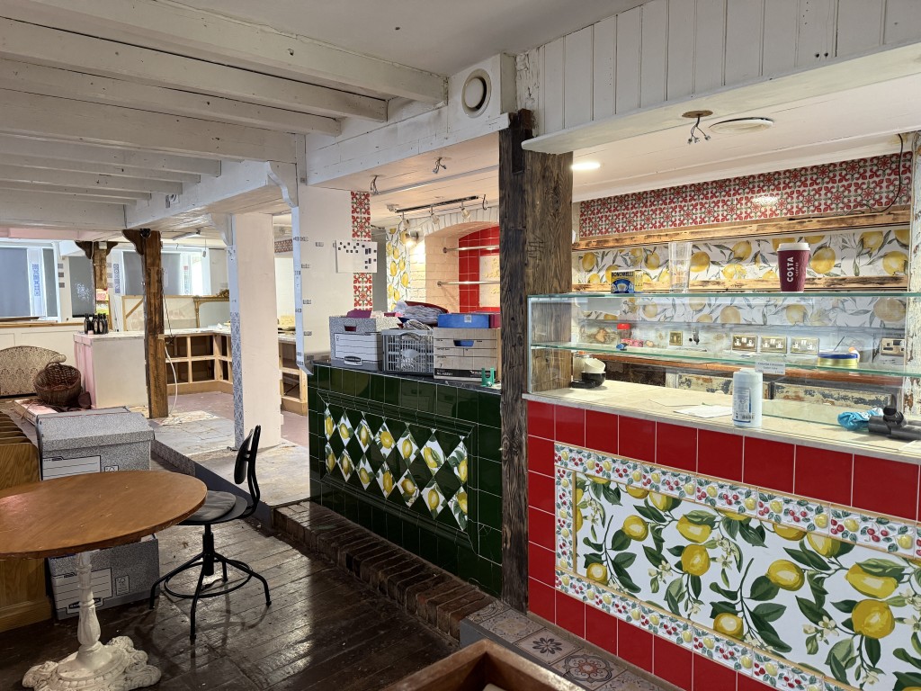 Lot: 142 - FORMER PUB AND HOTEL WITH PLANNING PERMISSION FOR RESIDENTIAL CONVERSION - Pub restaurant serving area